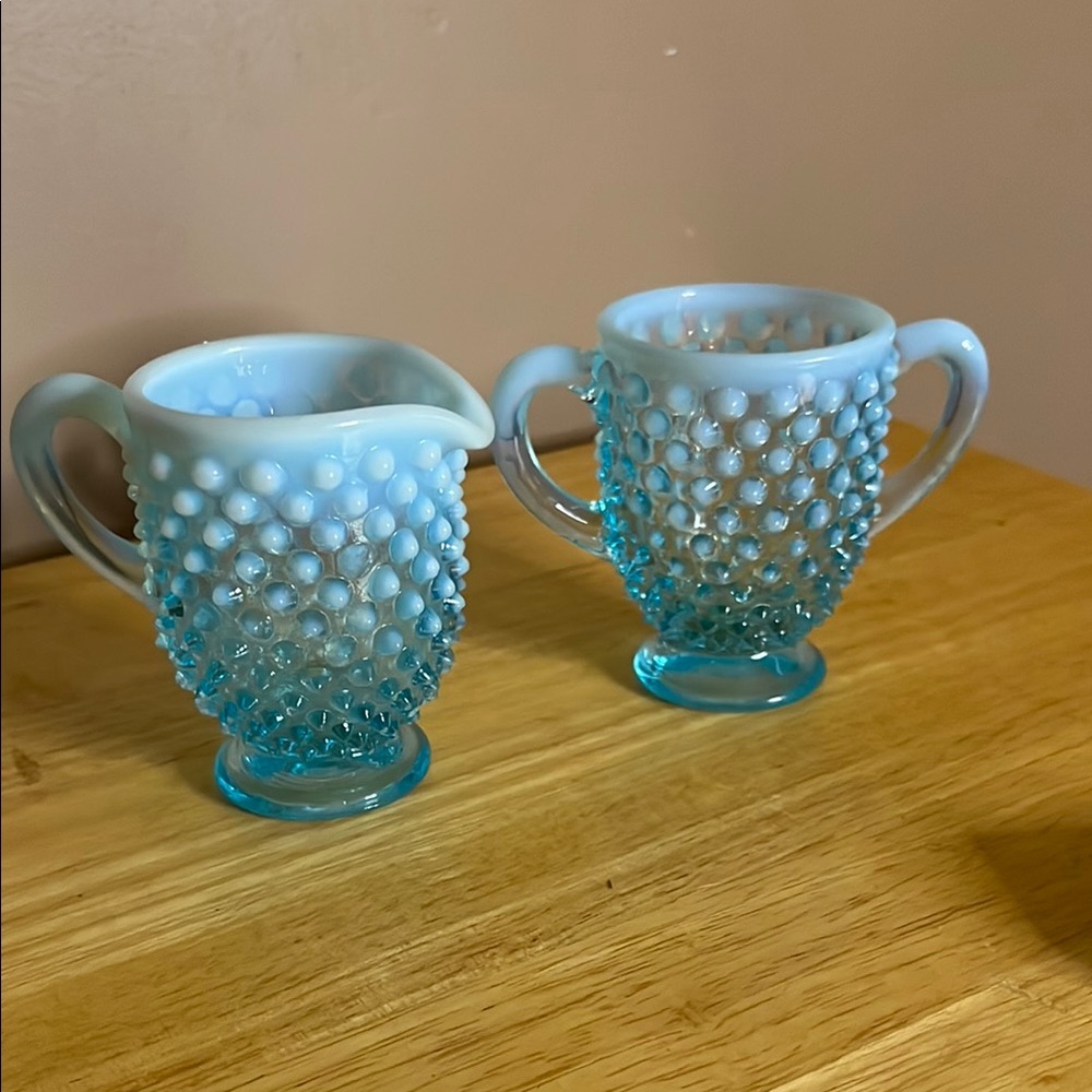 😀Vintage Fenton hobnail blue and milk creamer